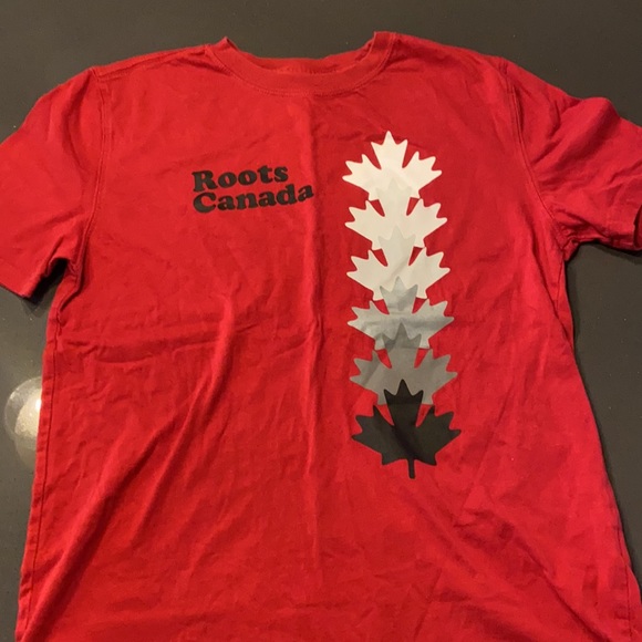 Roots Canada T-Shirt Bundle. Boys Large (Gray) and XXL (Red) - Picture 5 of 7
